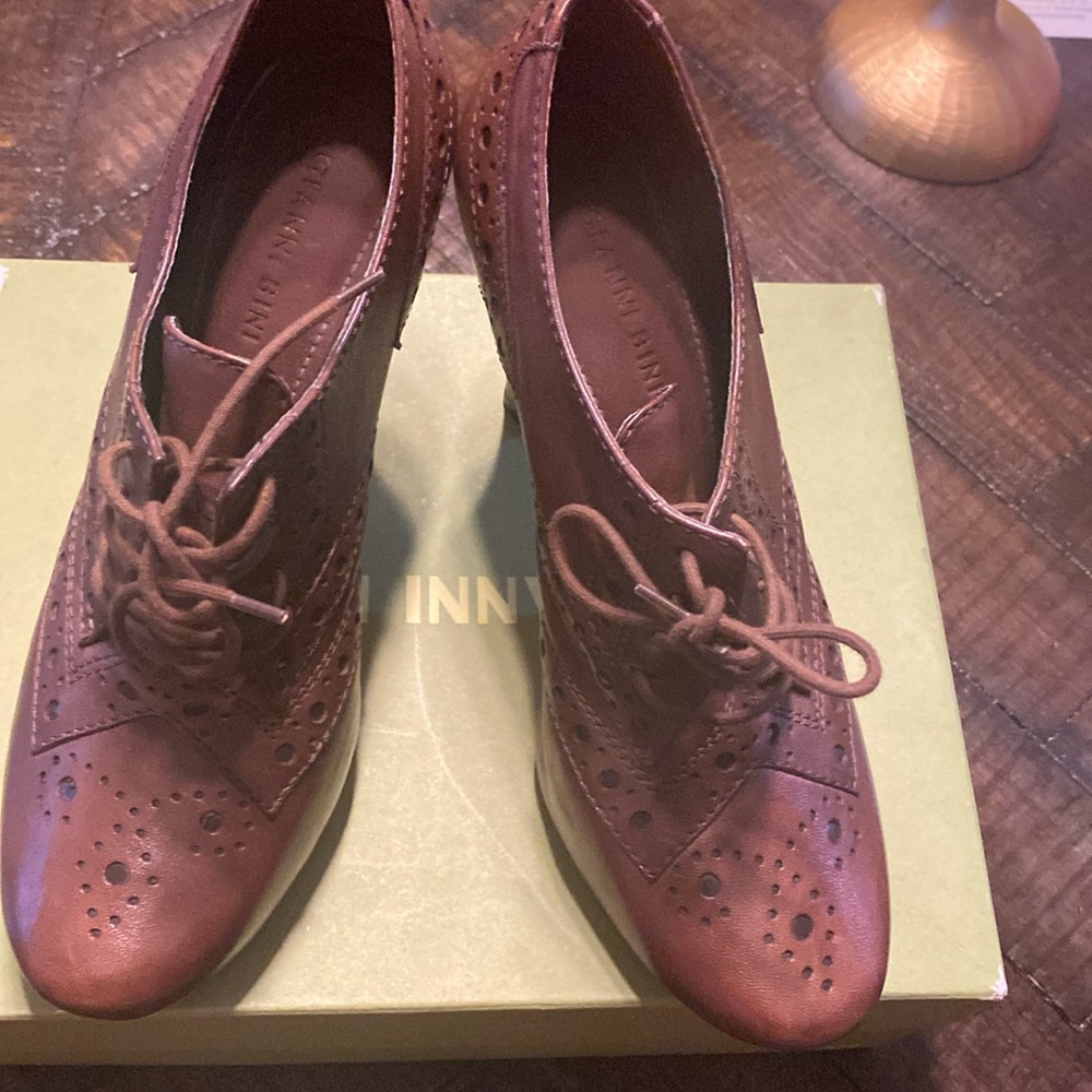 Gianni Bini Brown lace-up heel’s size 9